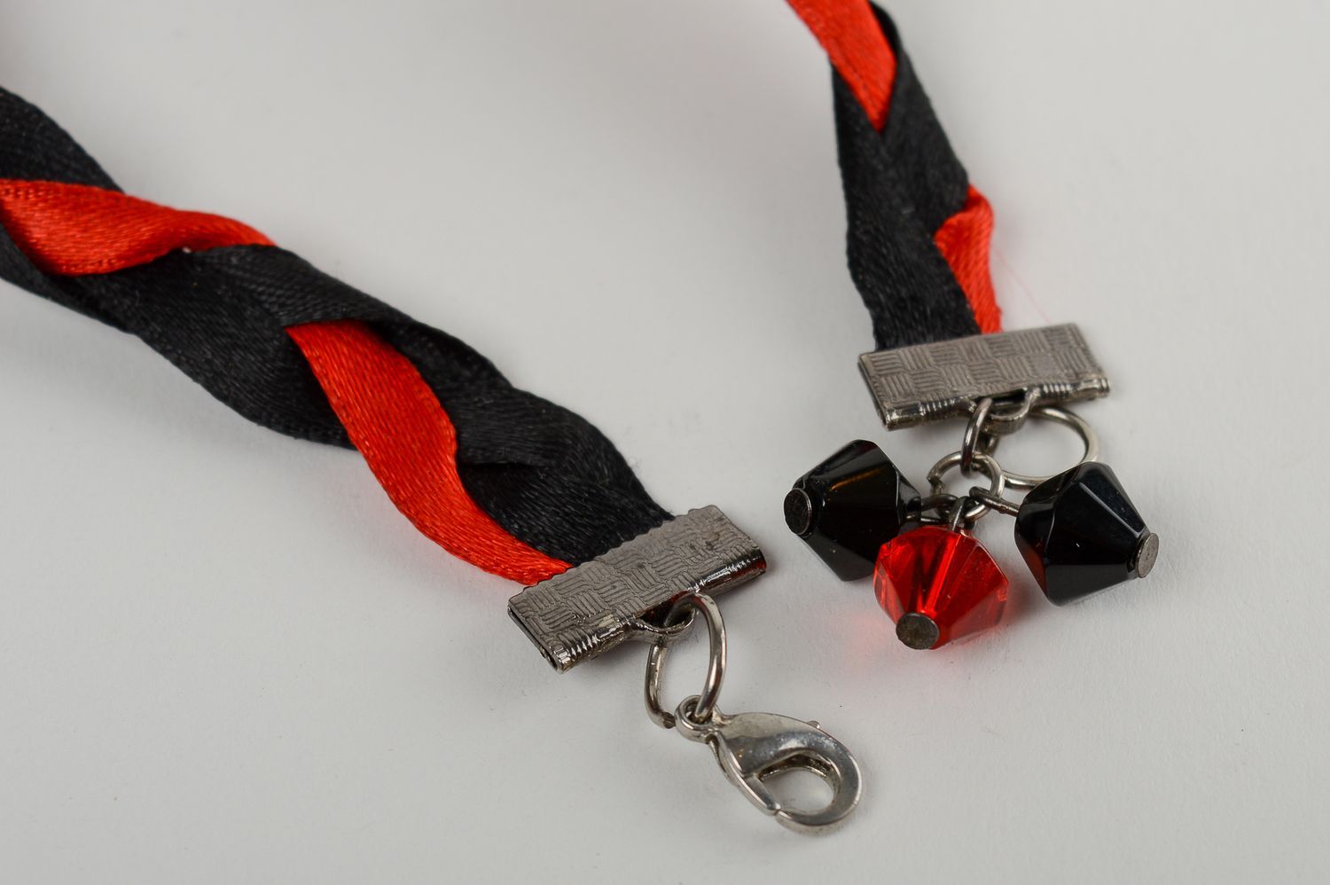 Браслет ручной работы женский браслет черный с красным браслет из лент фото 4