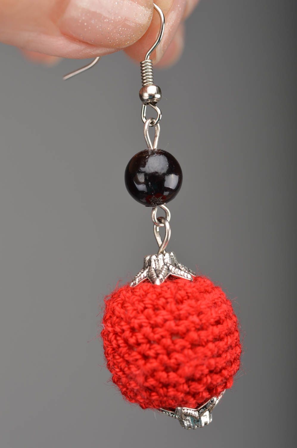 Boucles d'oreilles boules pendantes rouges recouvertes de tricot faites main photo 2