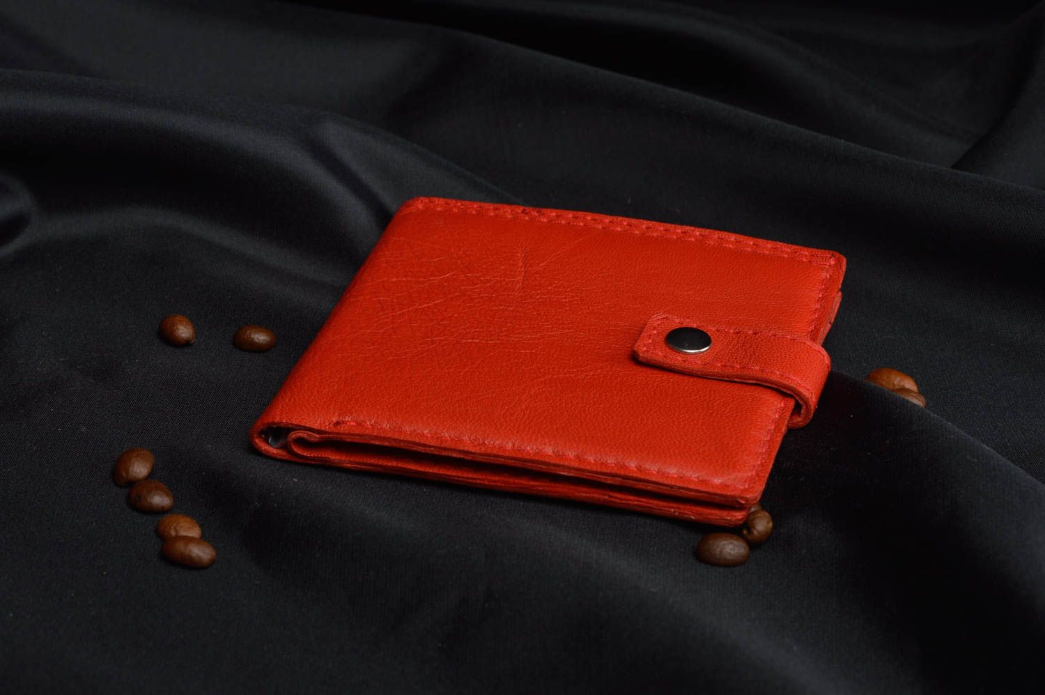 Portefeuille rouge en cuir naturel fait main pour femme avec bouton-pression photo 1