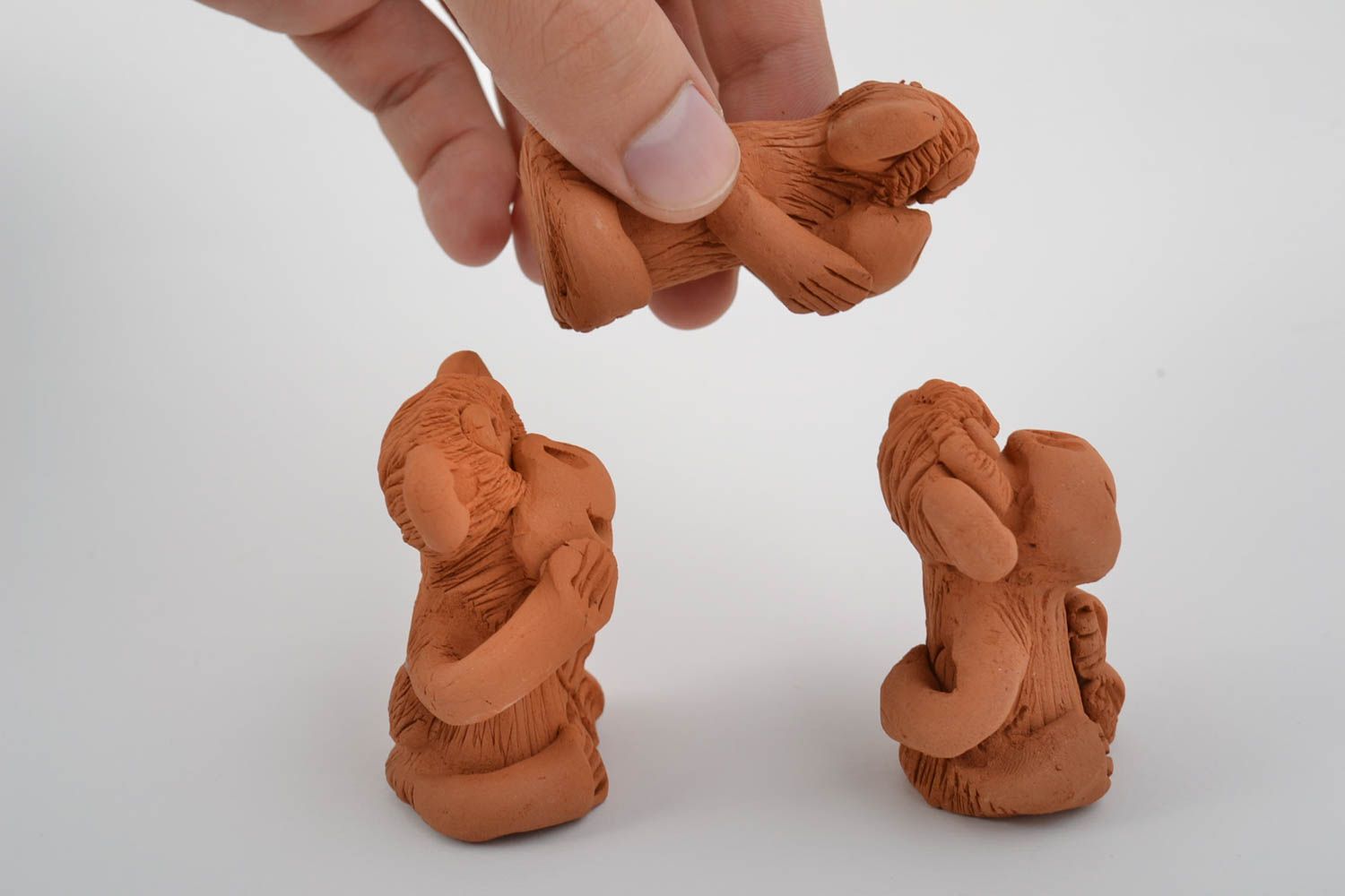 Статуэтки обезьяны из красной глины коричневые маленькие ручной работы 3 штуки фото 2