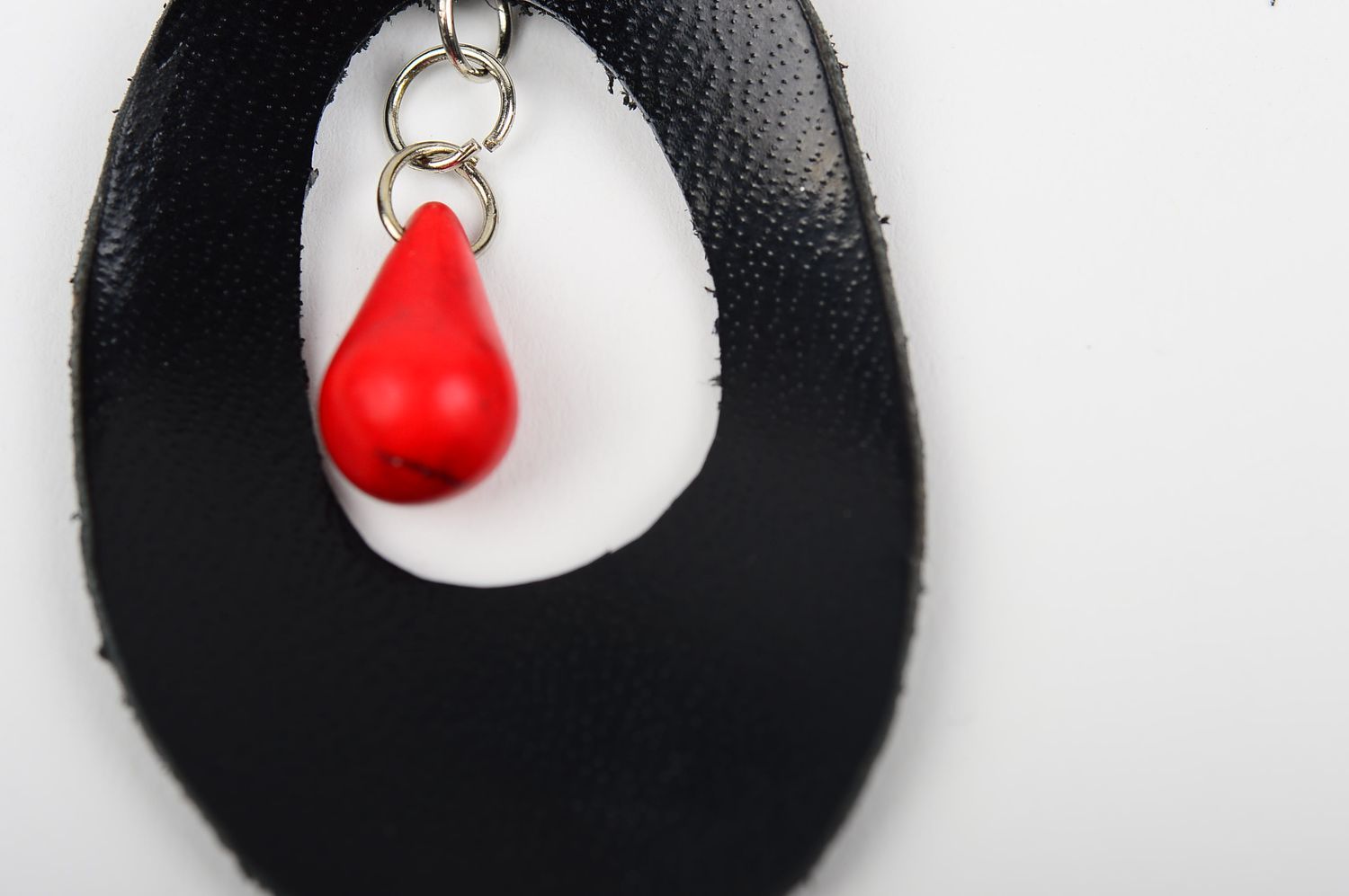 Handmade schwarze Damen Ohrringe aus Leder Designer Schmuck Accessoire für Frau foto 5