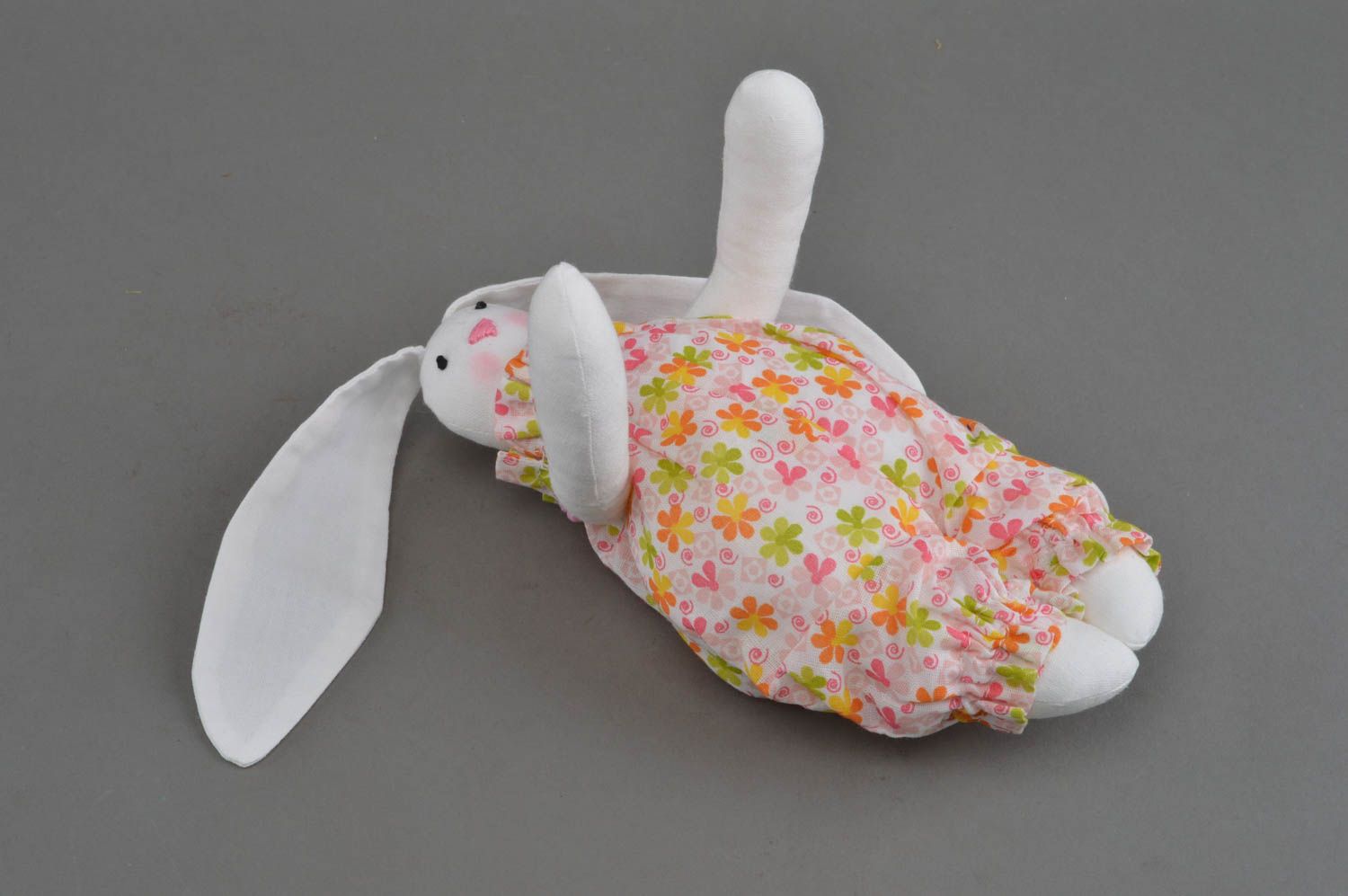 Handgemachtes Spielzeug Hase aus Stoff mit langen Ohren für Kinder und Interieur foto 2
