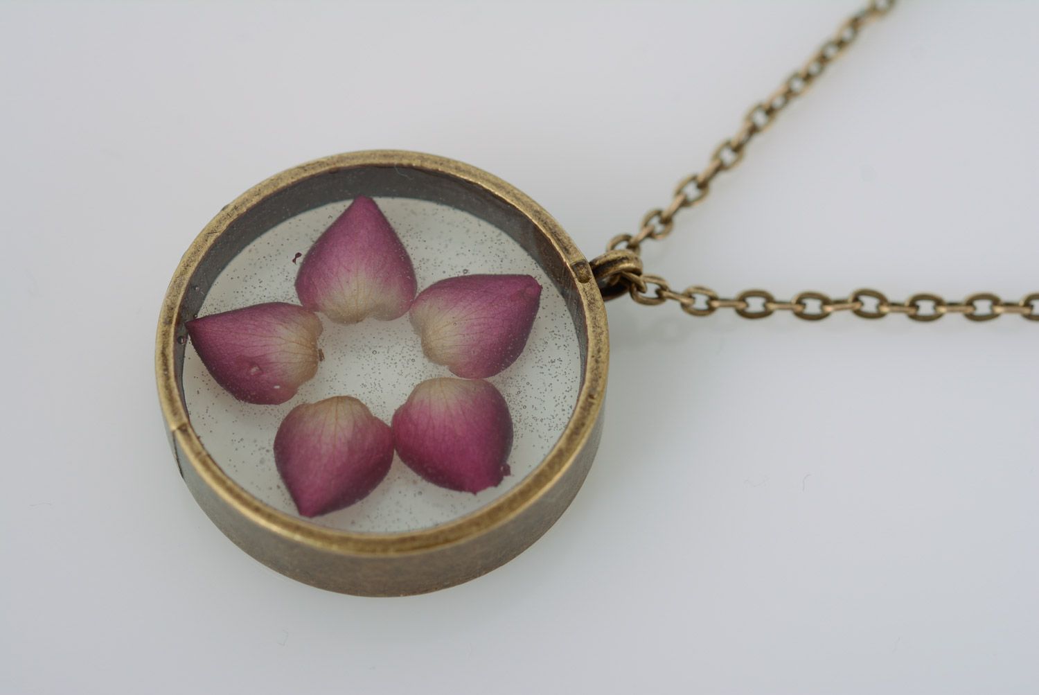 Handmade round neck pendant with real flower coated with epoxy and long chain photo 4
