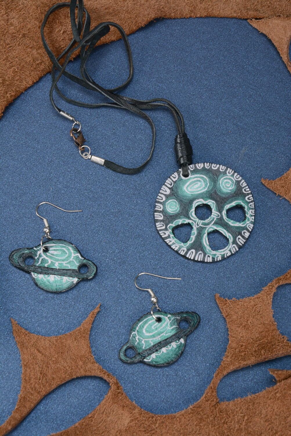 Set de bijoux en cuir boucles d'oreilles et pendentif
 photo 4