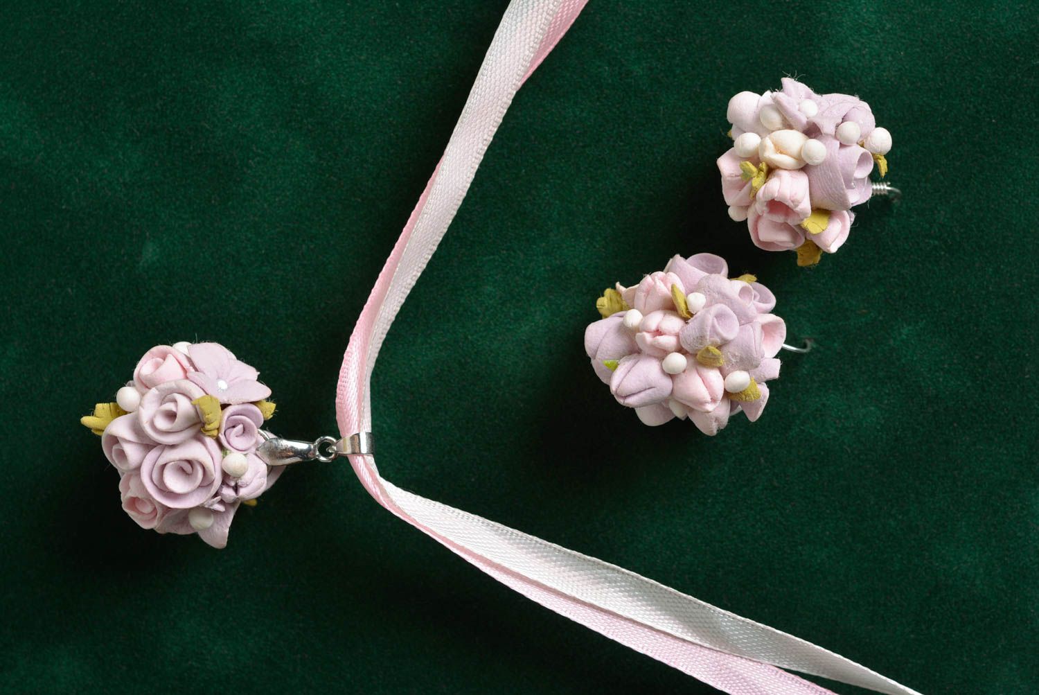 Boucles d'oreilles et collier roses de pâte polymère faits main avec fleurs photo 1