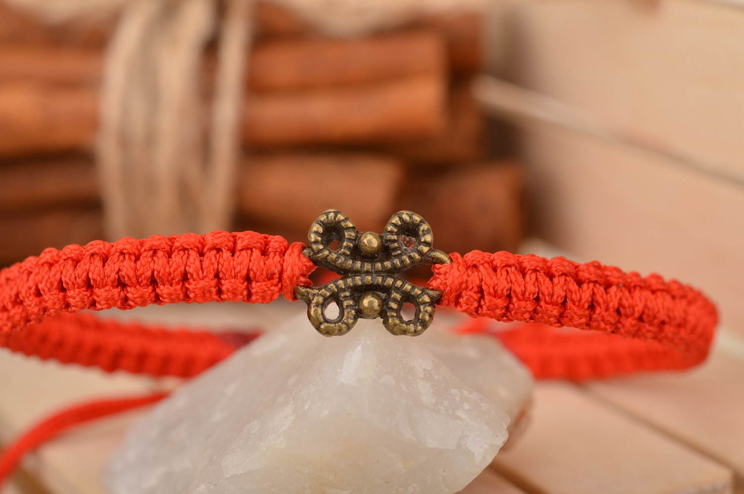 Geflochtenes dünnes rotes Armband aus Seide mit Dekoration handgemacht foto 1