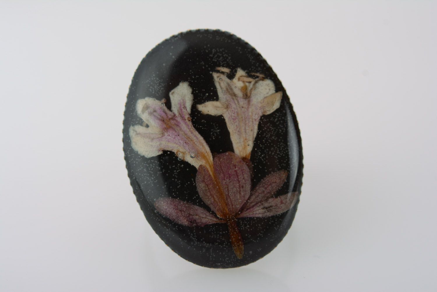 Schwarzer handgemachter Ring aus Epoxidharz mit Blume und Metallfurnitur für Damen foto 2