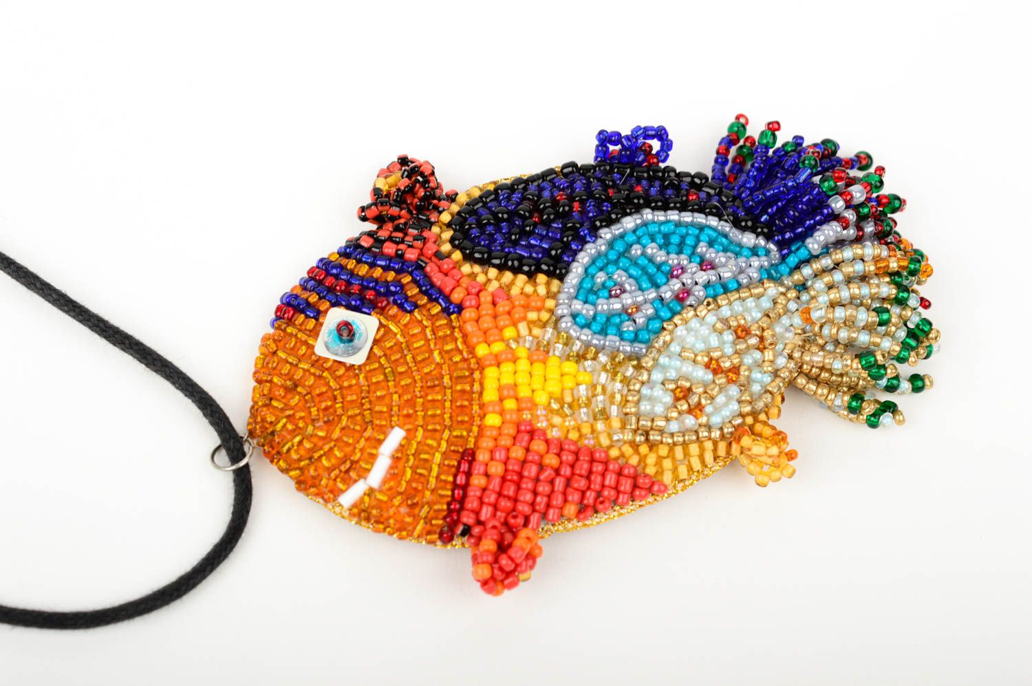 Кулон из бисера ручная работа радужная рыбка подвеска на шею красивый кулон фото 4