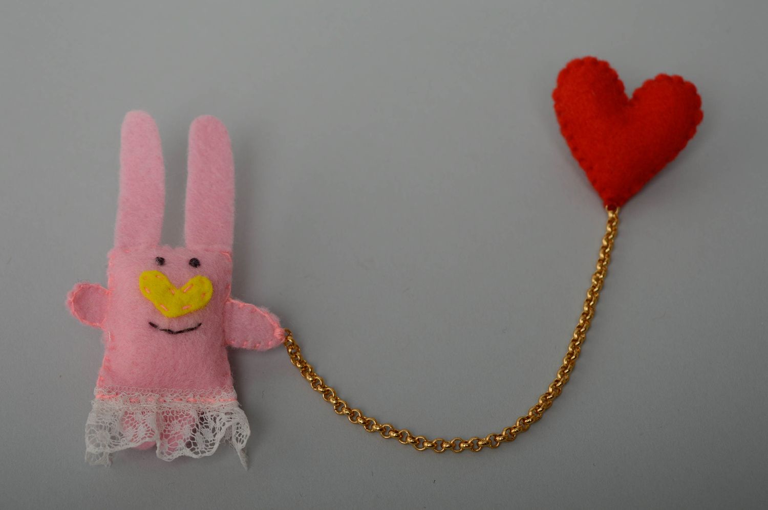 Broche de fieltro doble Conejo con corazón foto 1