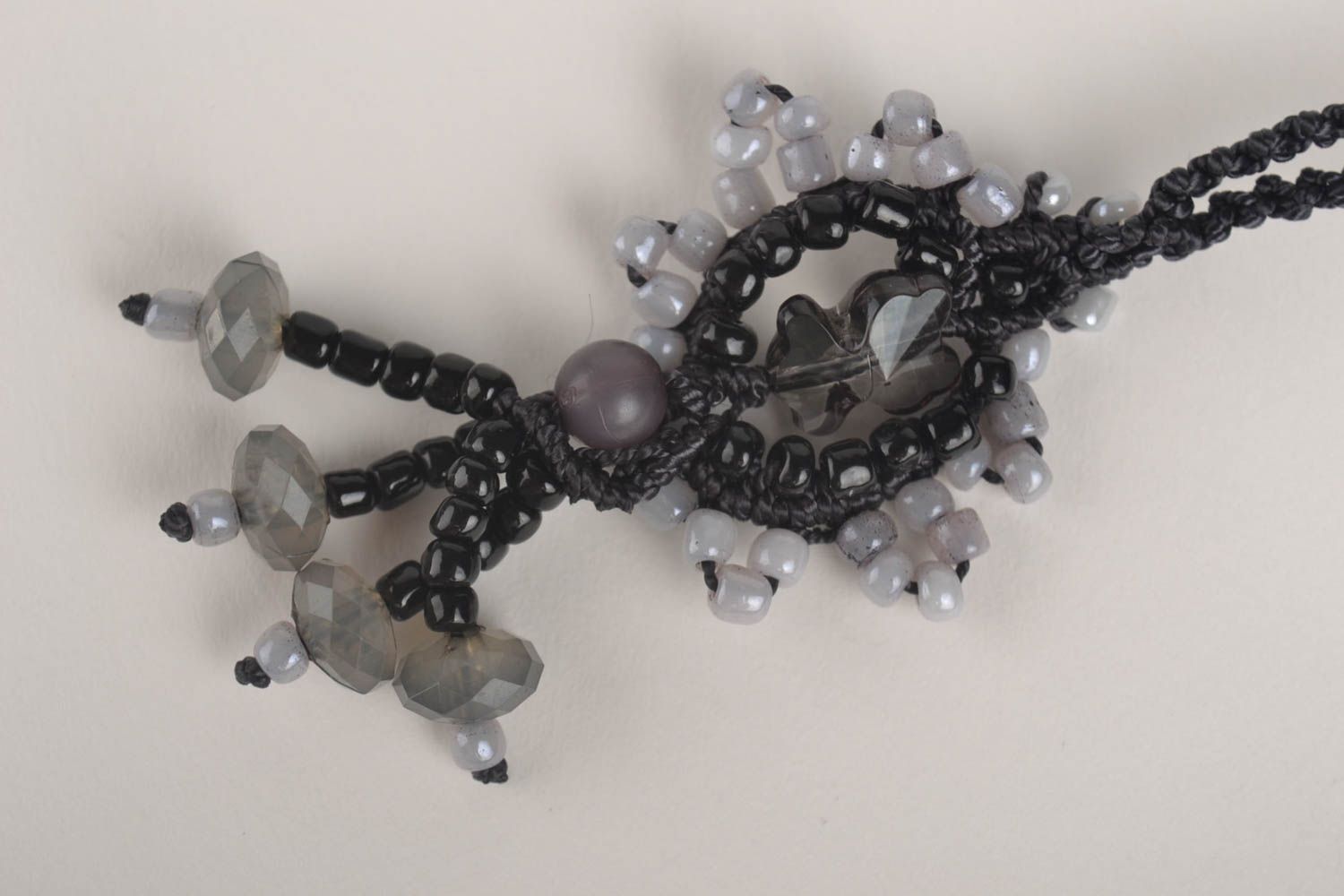 Pendentif noir Bijoux fait main Accessoire femme avec perles fantaisie noires photo 1