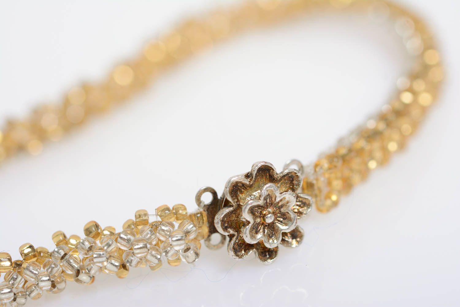 Ожерелье из бисера золотистого цвета нежное красивое ручной работы плетеное фото 5