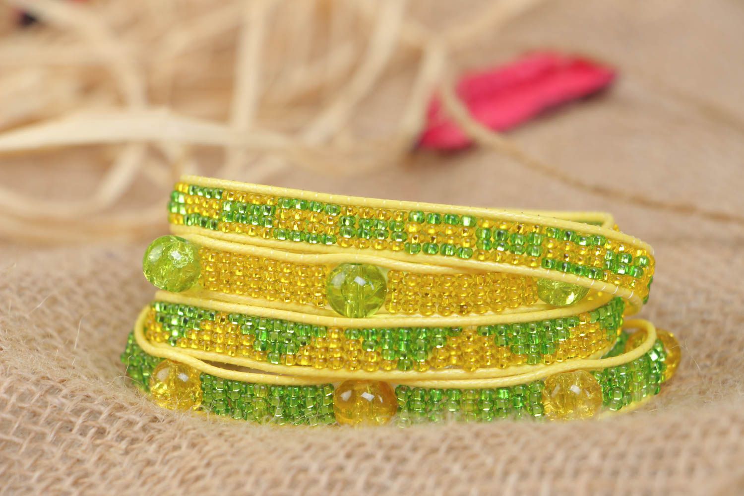 Bracelet en perles de rocaille et verre brisé large fait main jaune-vert photo 1