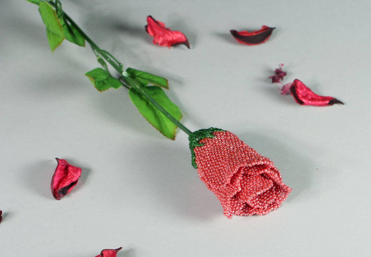 Rose artificielle en perles de rocailles faite main photo 2
