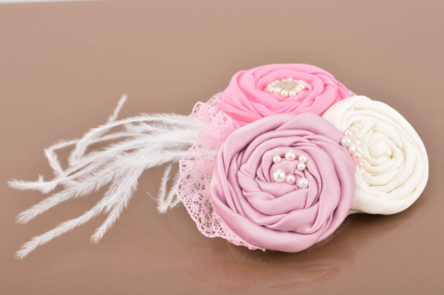 Broche barrette faite main originale avec fleurs roses technique de kanzashi photo 5