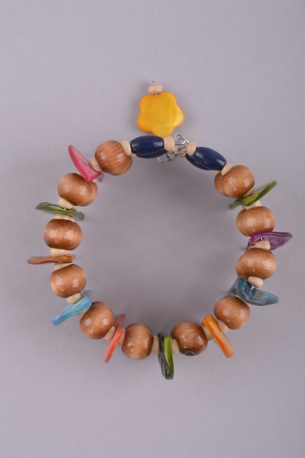 Bracelet large Bijou fait main deux rangs perles de bois Accessoire pour femme photo 5