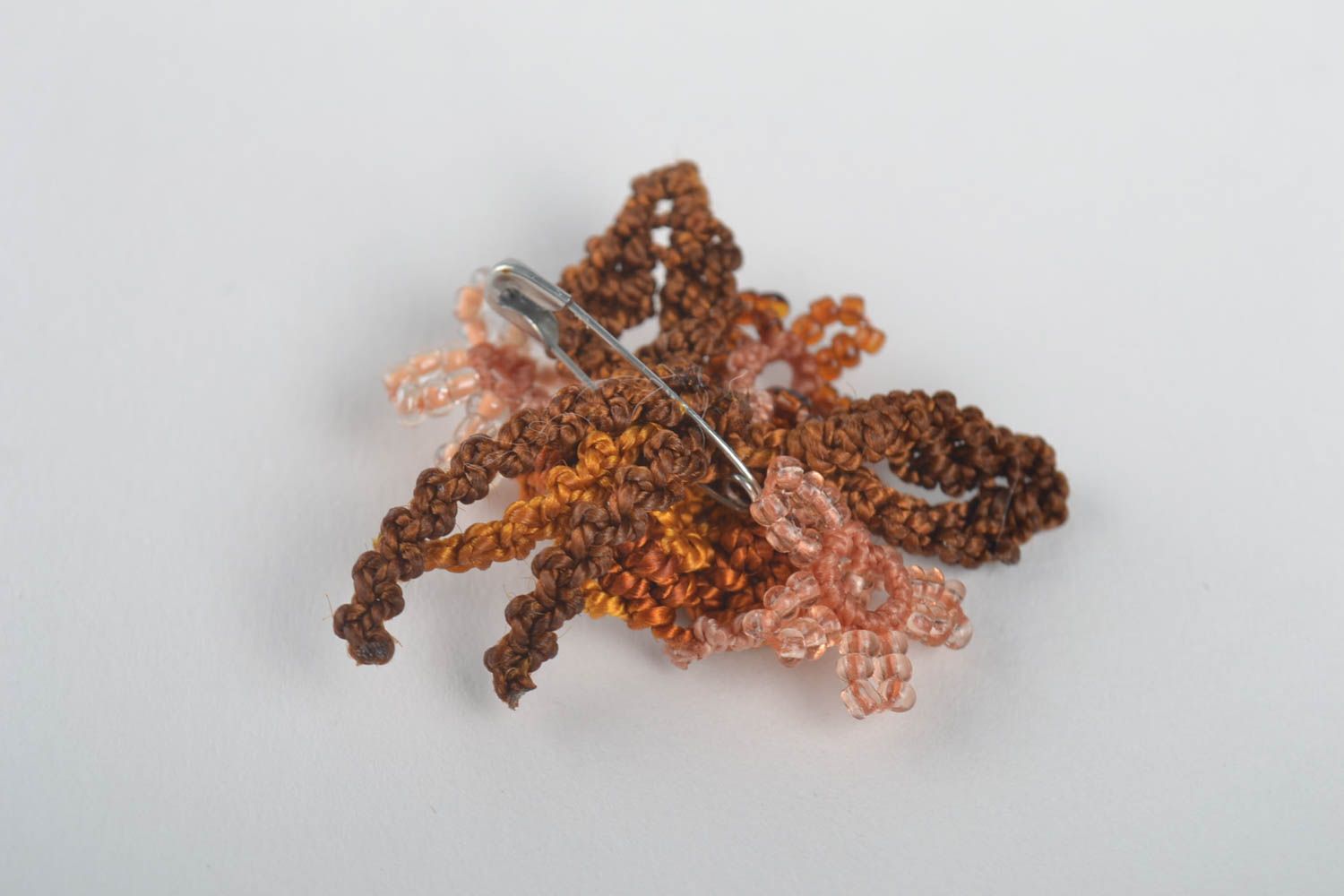 Broche fleur Bijou fait main marron en fils synthétiques macramé Cadeau femme photo 2