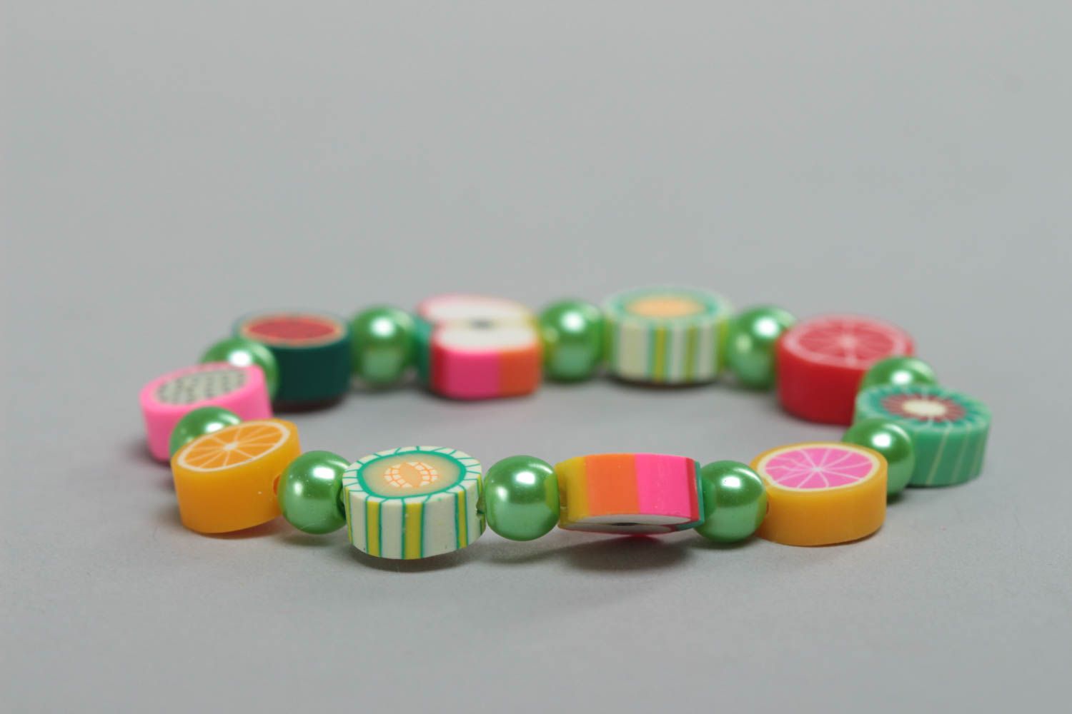 Наручный браслет из полимерной глины на резиночке для девочки ярки и красочный хенд мейд фото 3