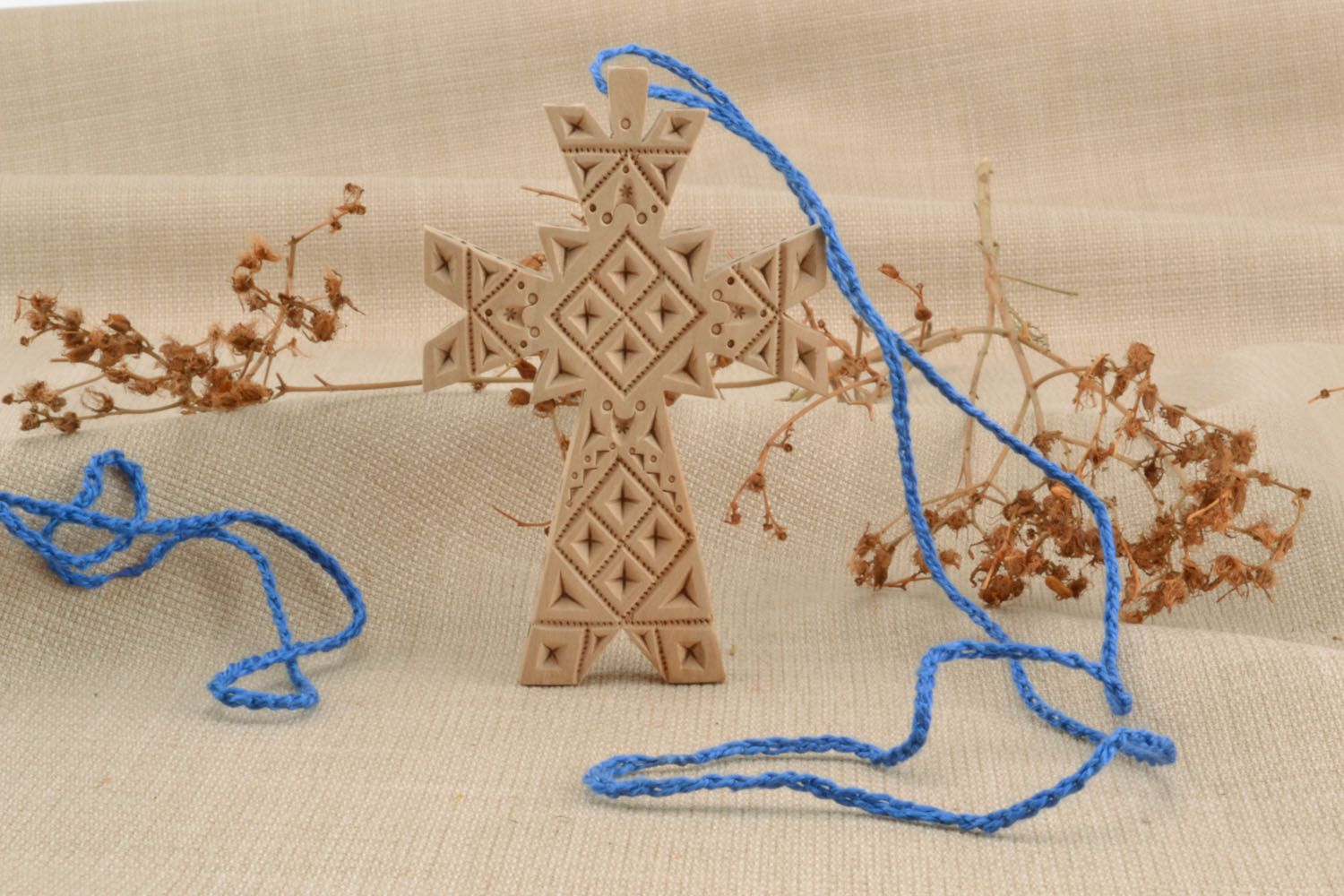 Деревянный крестик нательный фото 1