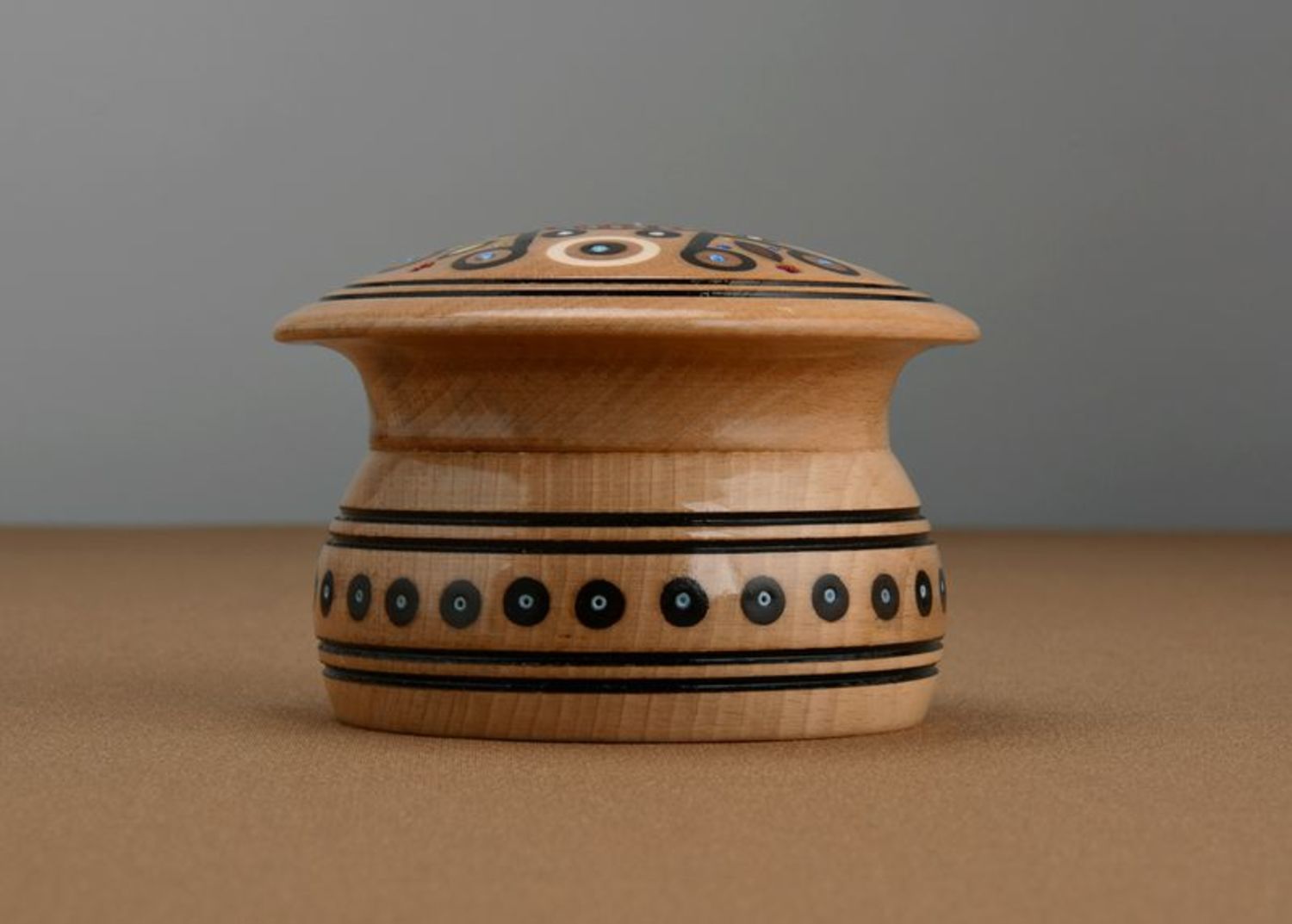 Круглая деревянная шкатулка ручной работы фото 3