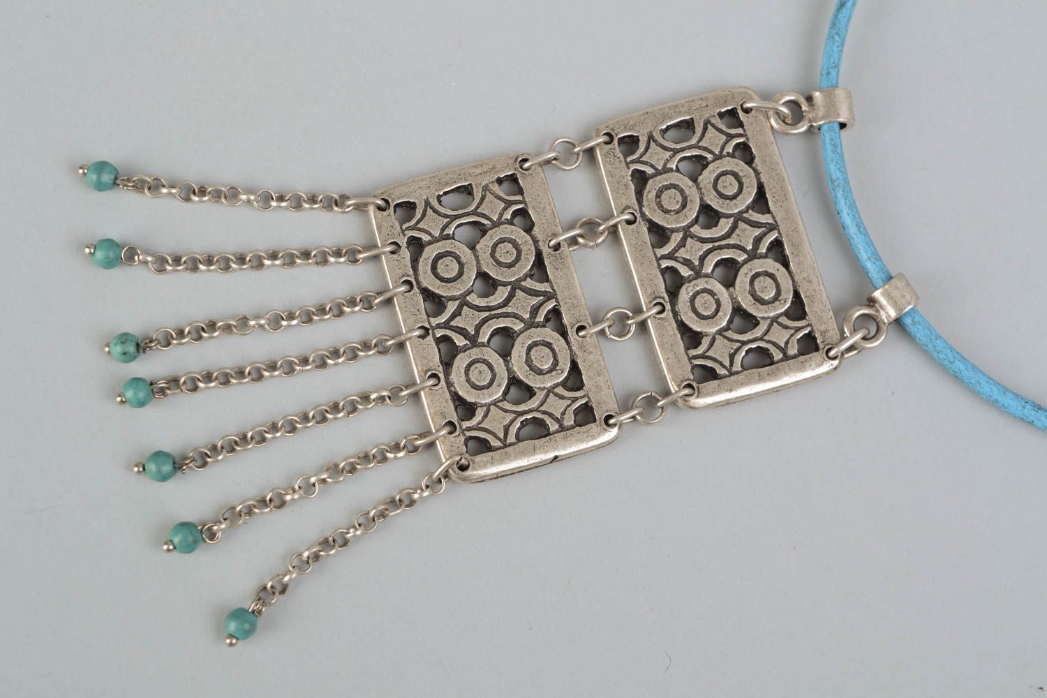 Joli collier de métal fait main avec turquoise et pendentifs avec design insolite photo 3