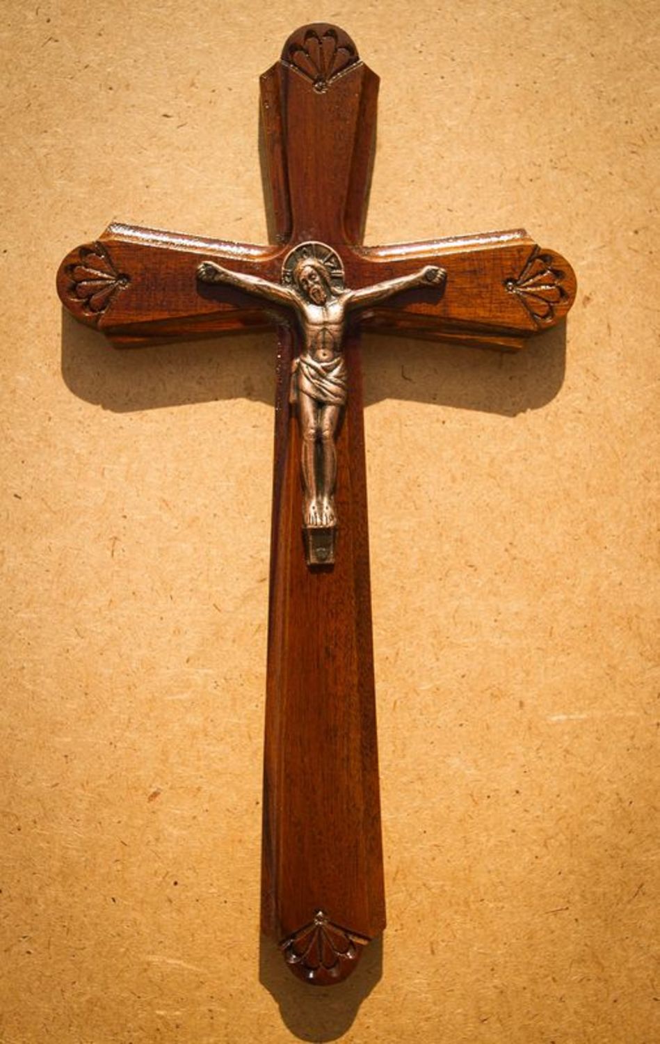 Cruz de parede com crucificação foto 2