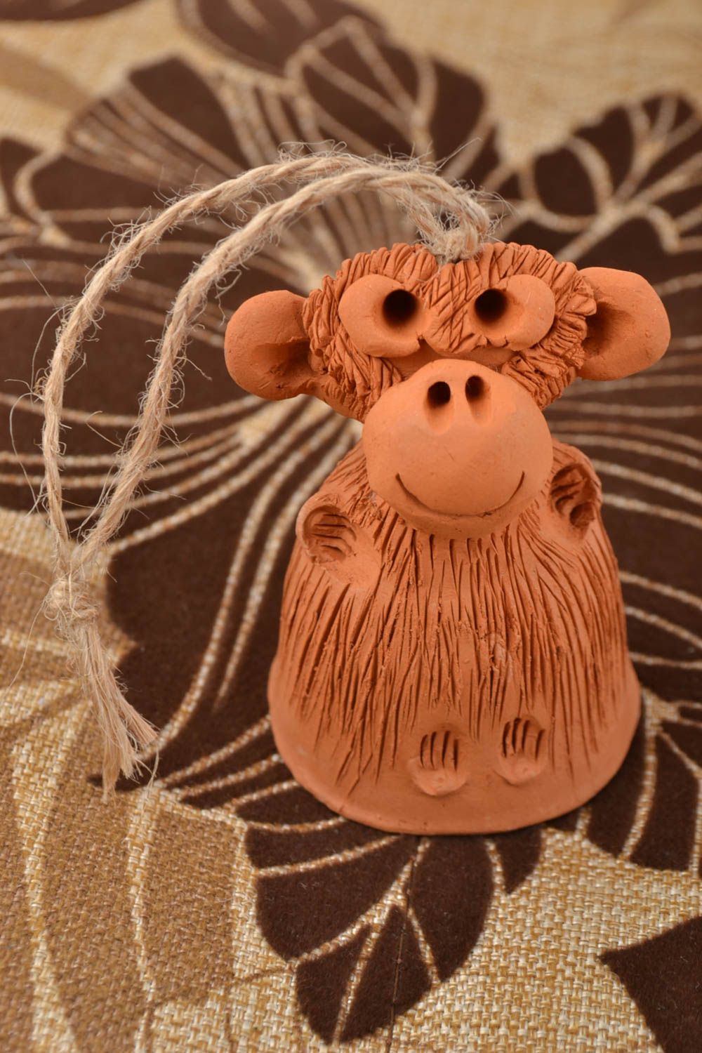 Petite clochette en céramique faite main brune originale en forme de singe photo 1