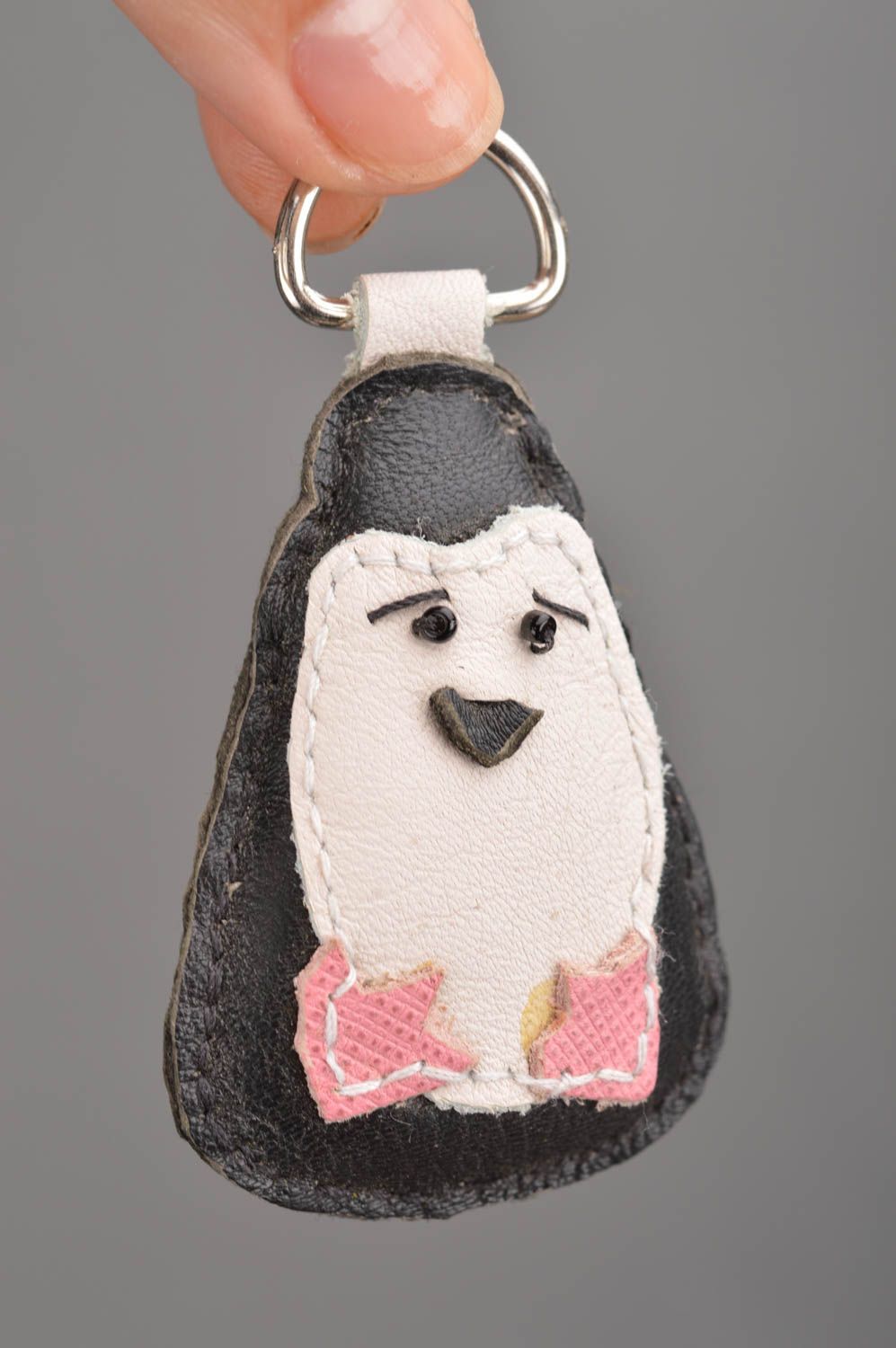 Porte-clés pingouin fait main en vrai cuir accessoire original et pratique photo 3