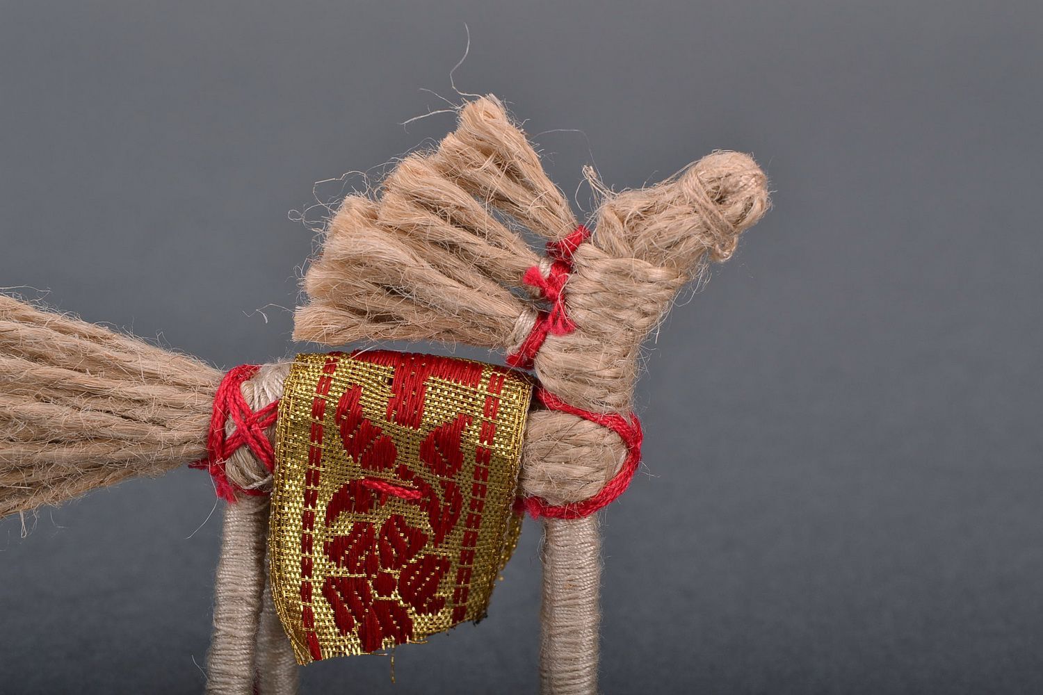 Ethnische Puppe Pferd aus Leinenschnur foto 3