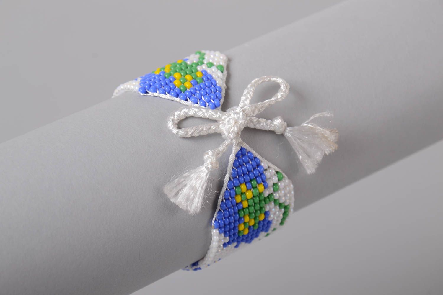 Bracelet en perles de rocaille et fils fait main blanc à fleurs bleues femme photo 2