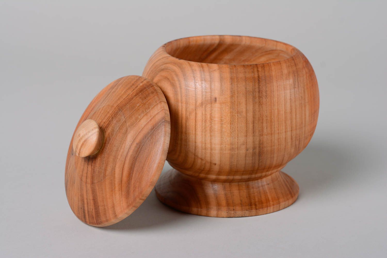 Pot avec couvercle en bois sur pied fait main pour garder sel ou sucre photo 1