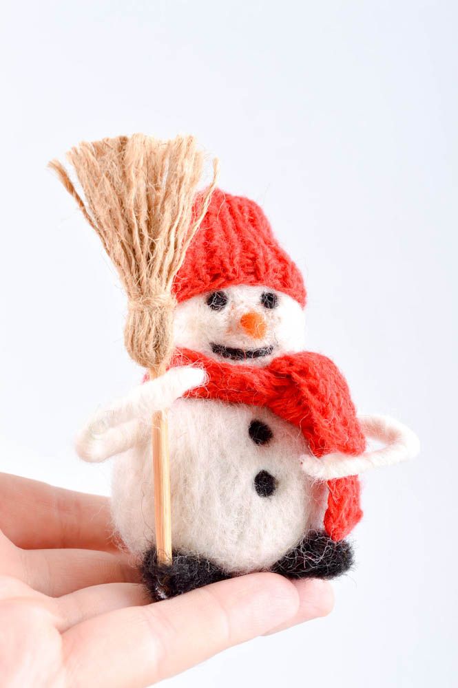 Валяная игрушка ручной работы фигурка из войлока игрушка из шерсти Снеговичок фото 5