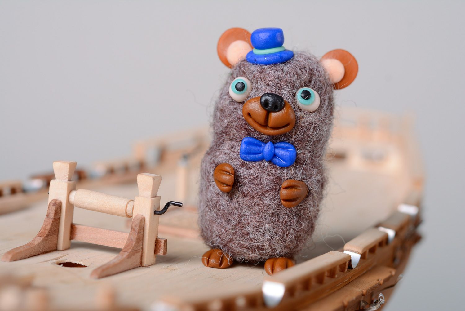 Handmade miniatur Kuscheltier Bär in Trockenfilzen Technik foto 1