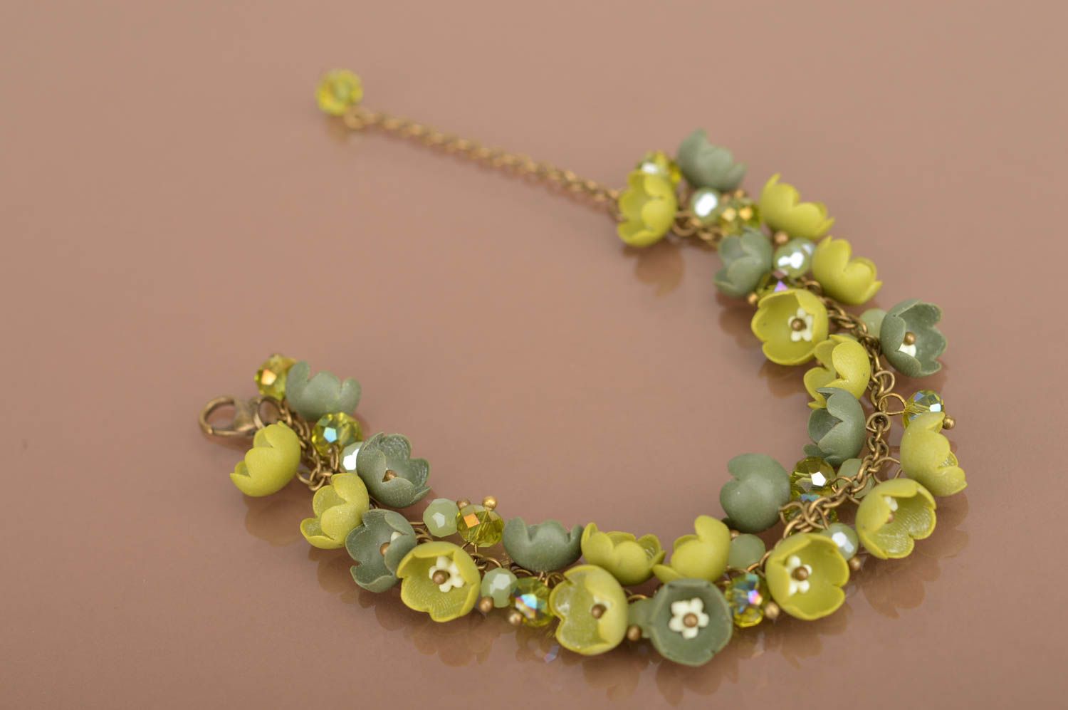 Зеленый браслет из полимерной глины с цветами ручной работы красивый женский фото 2
