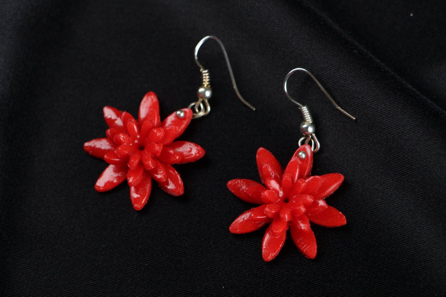 Boucles d'oreilles en pâte polymère fleurs rouges  photo 1
