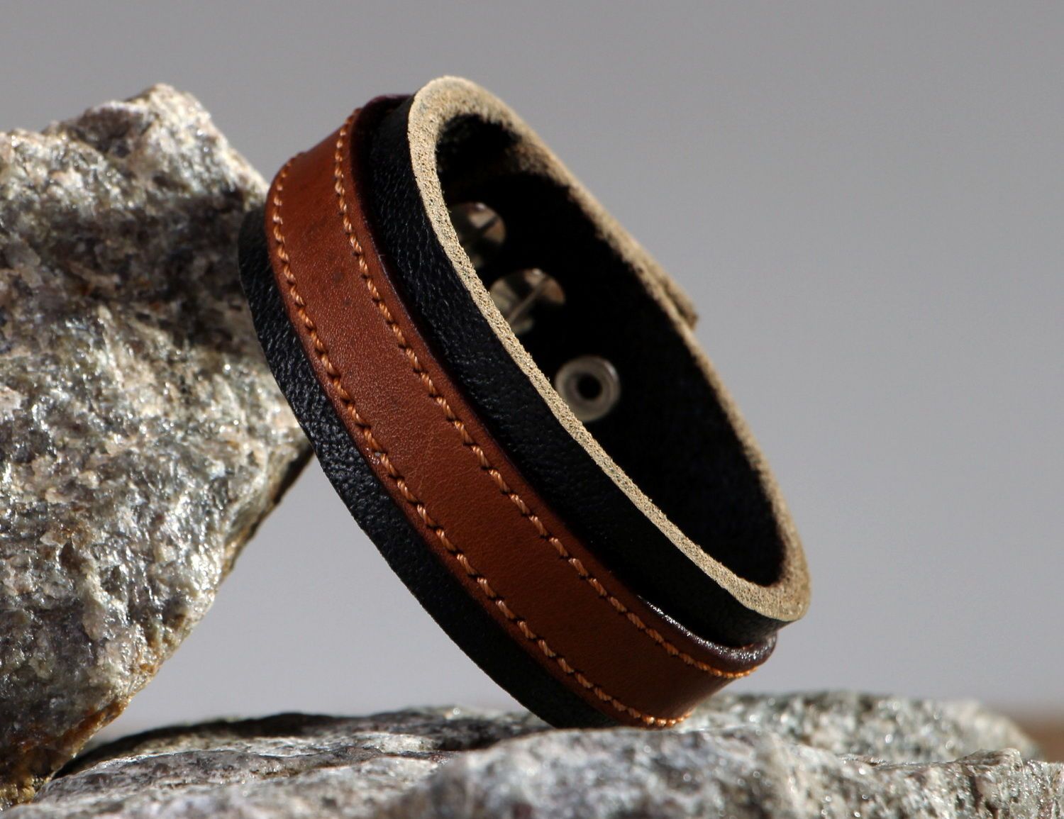 Schwarz-braunes Armband aus zwei Lederarten foto 1