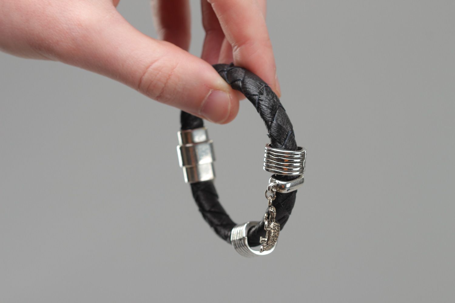 Bracelet en cuir naturel noir avec breloque métallique fait main unisexe Tortue photo 5