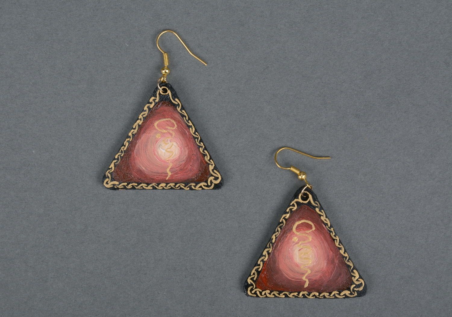 Boucles d'oreilles artisanales triangulaires en cuir  photo 3
