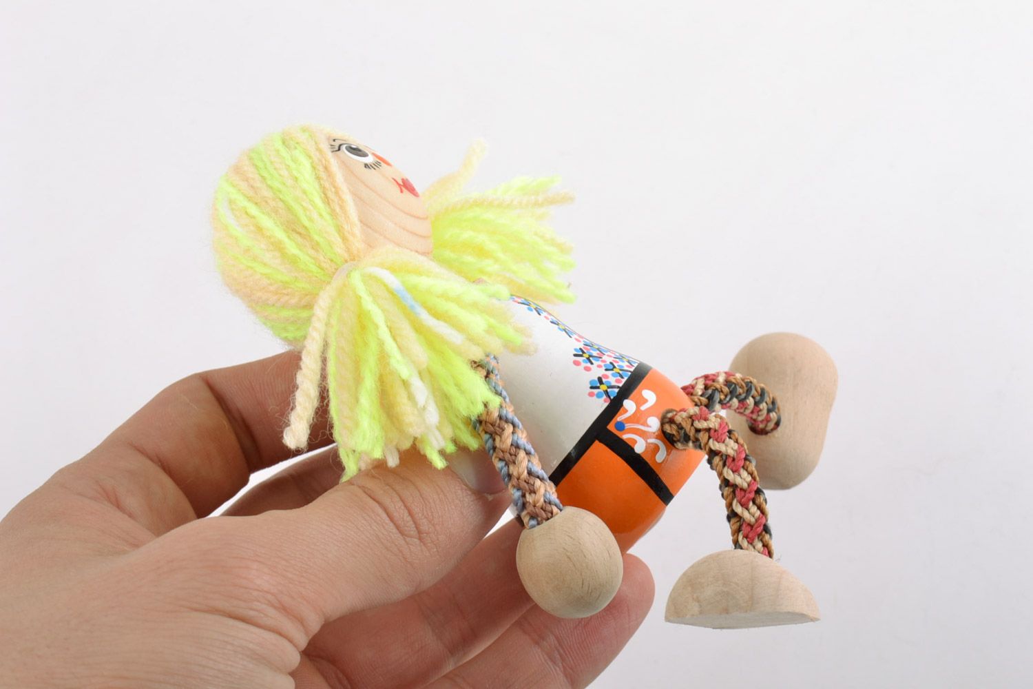 Joli jouet en bois peint original fait main petit pour enfant Fille blonde photo 2