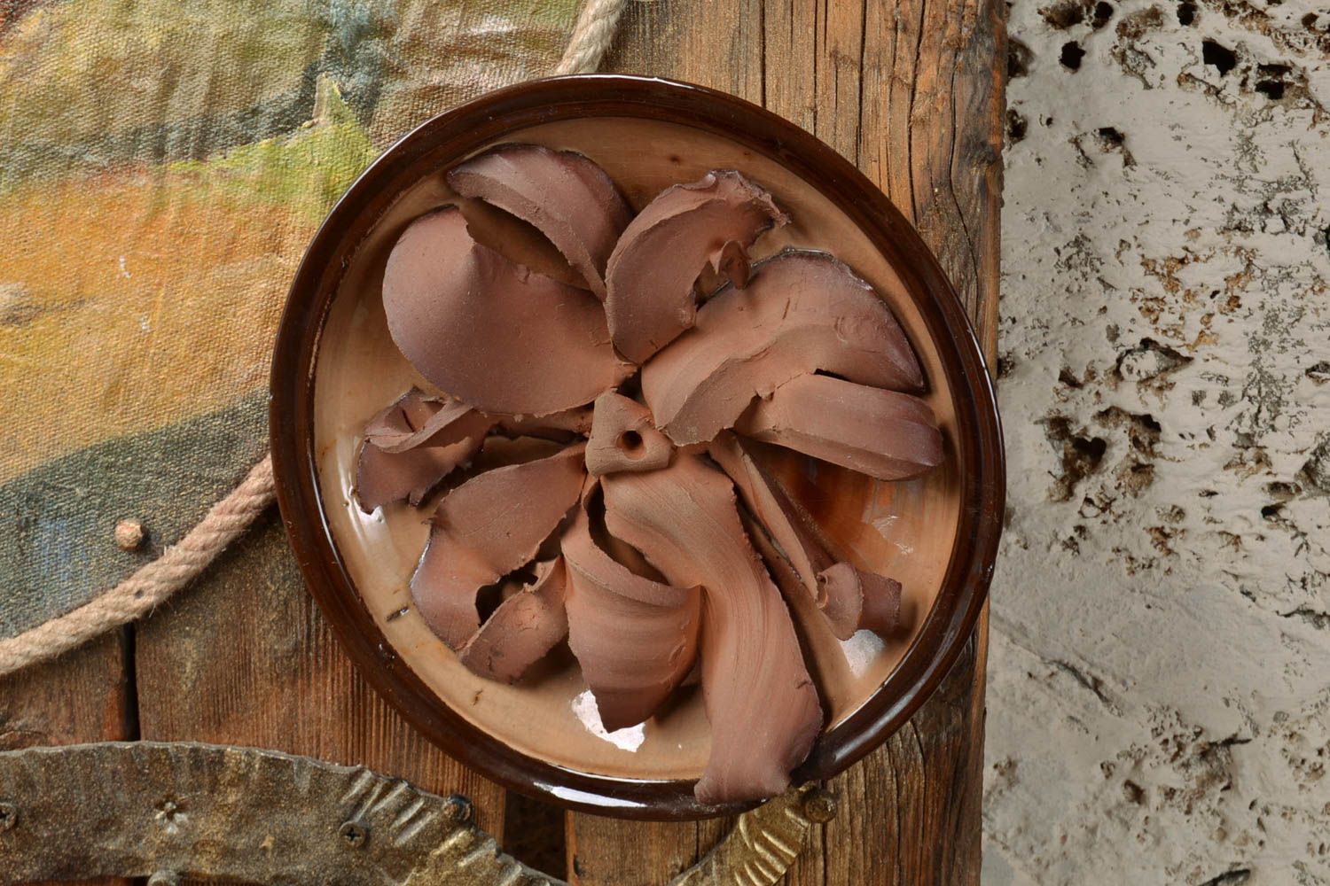 Декоративная тарелка на стену из глины ручной работы оригинальная коричневая фото 1