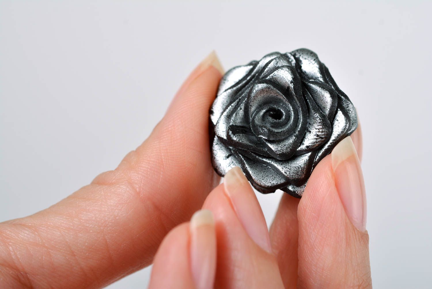 Orecchini belli in argilla polimerica fatti a mano accessorio rose nere foto 4