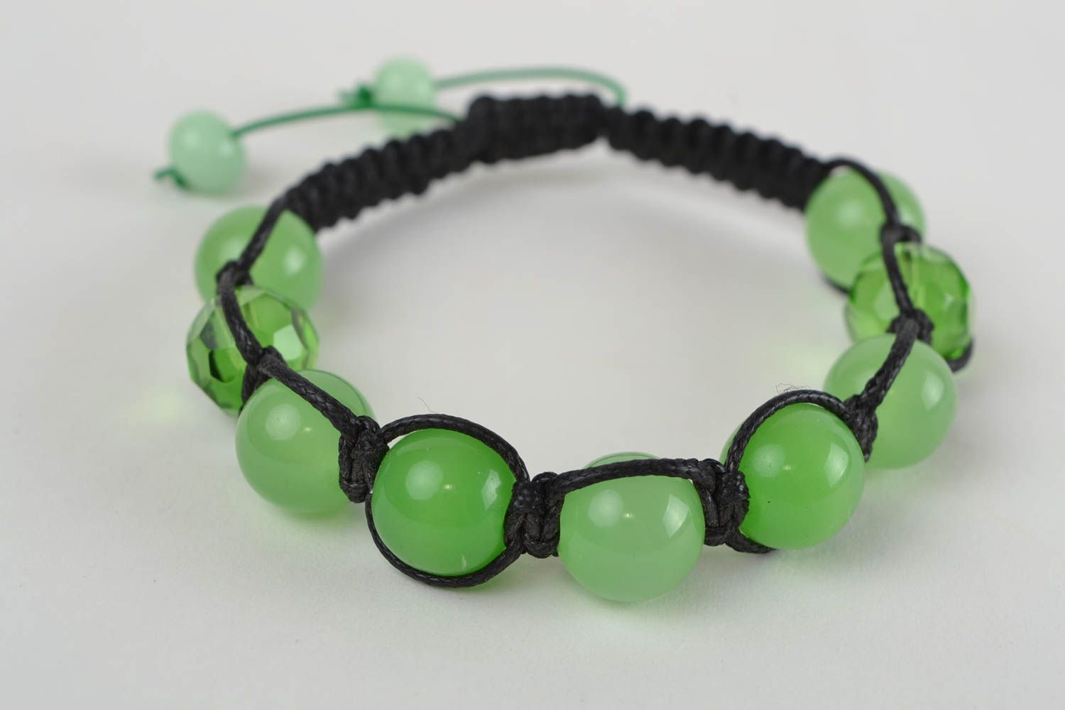 Bracelet de perles en verre tchèque vert et lacet ciré noir tressé fait main photo 1