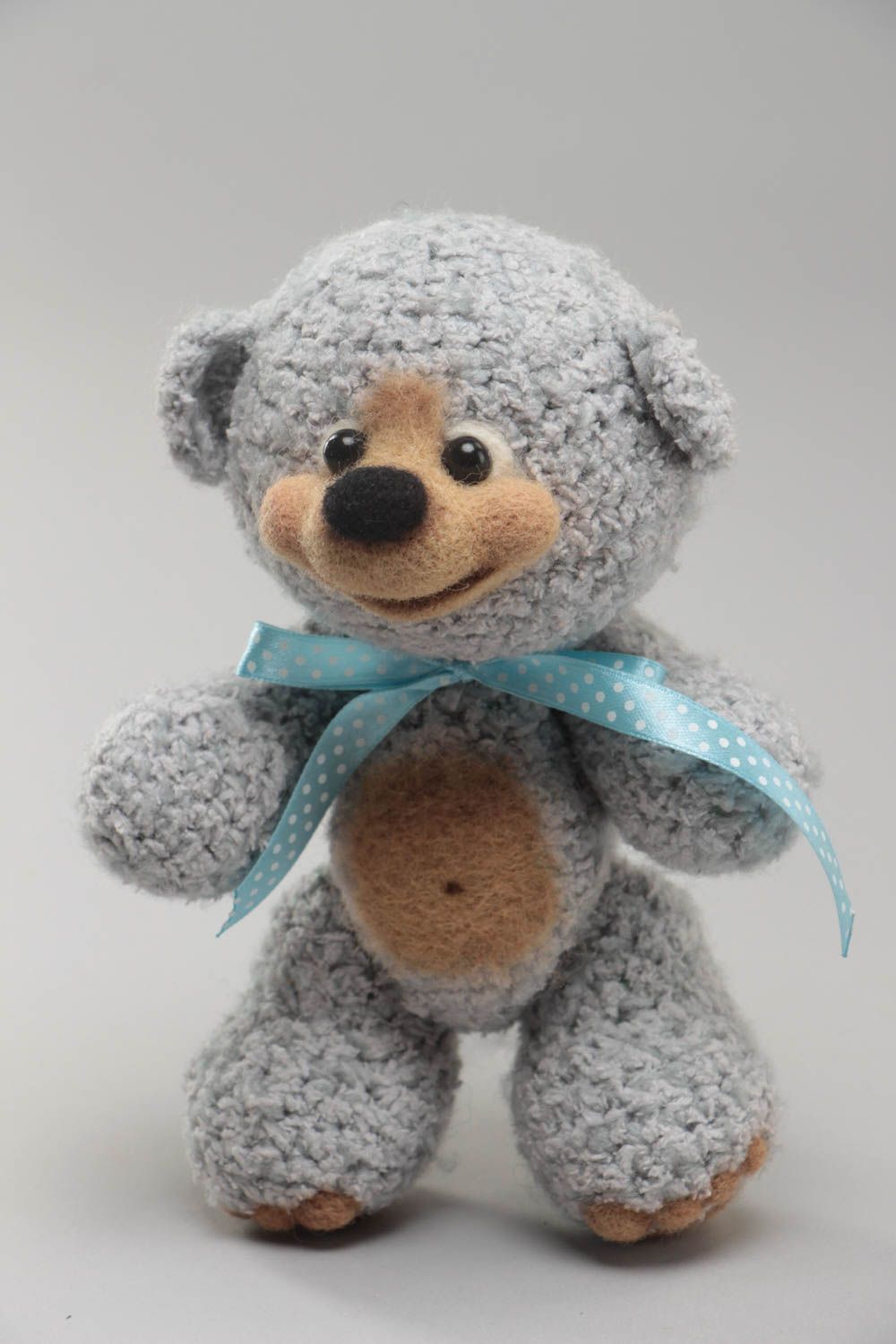 Joli jouet mou tricoté ours bleu fait main en laine et fils texturés sympa photo 2