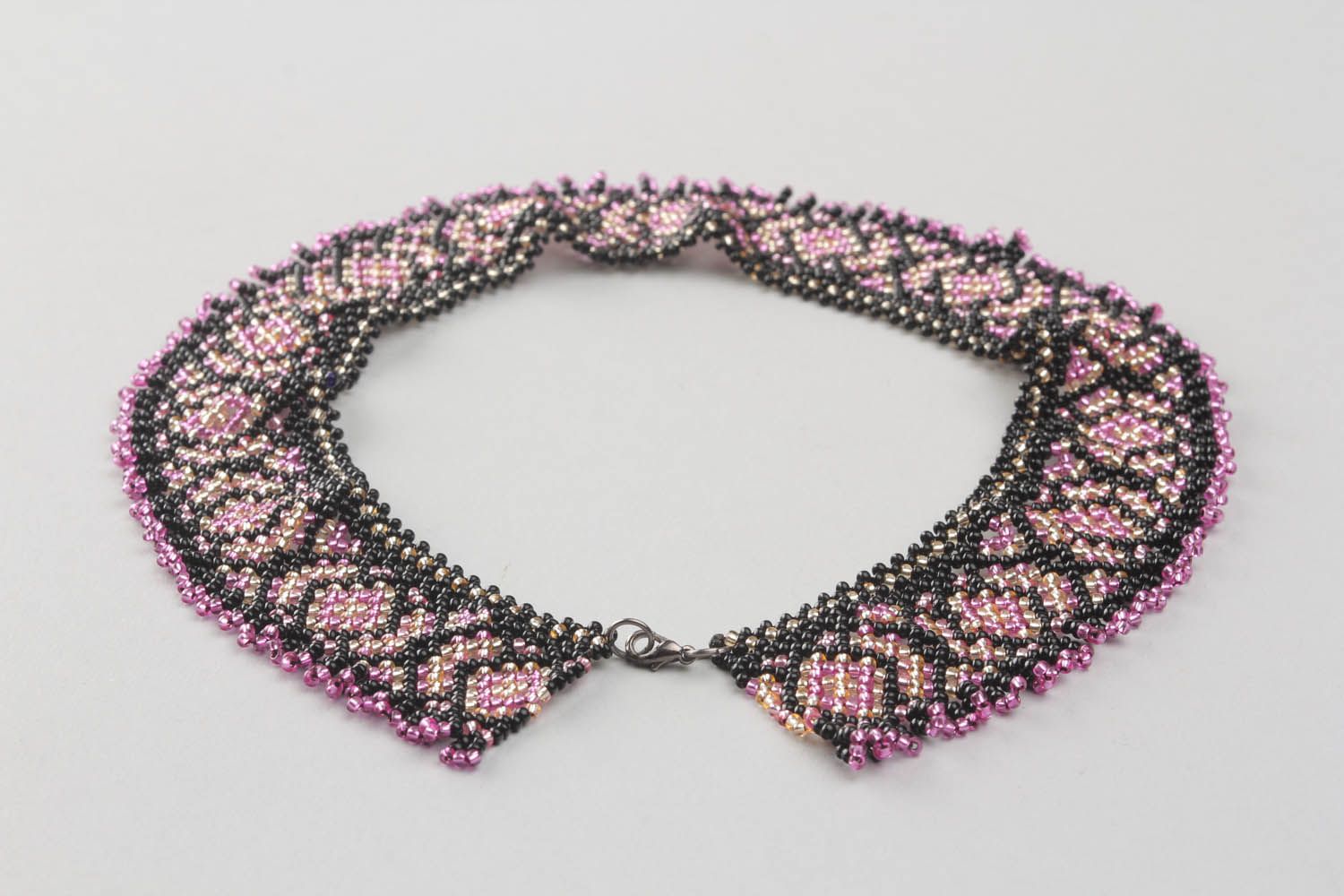 Black and pink beaded necklace photo 3