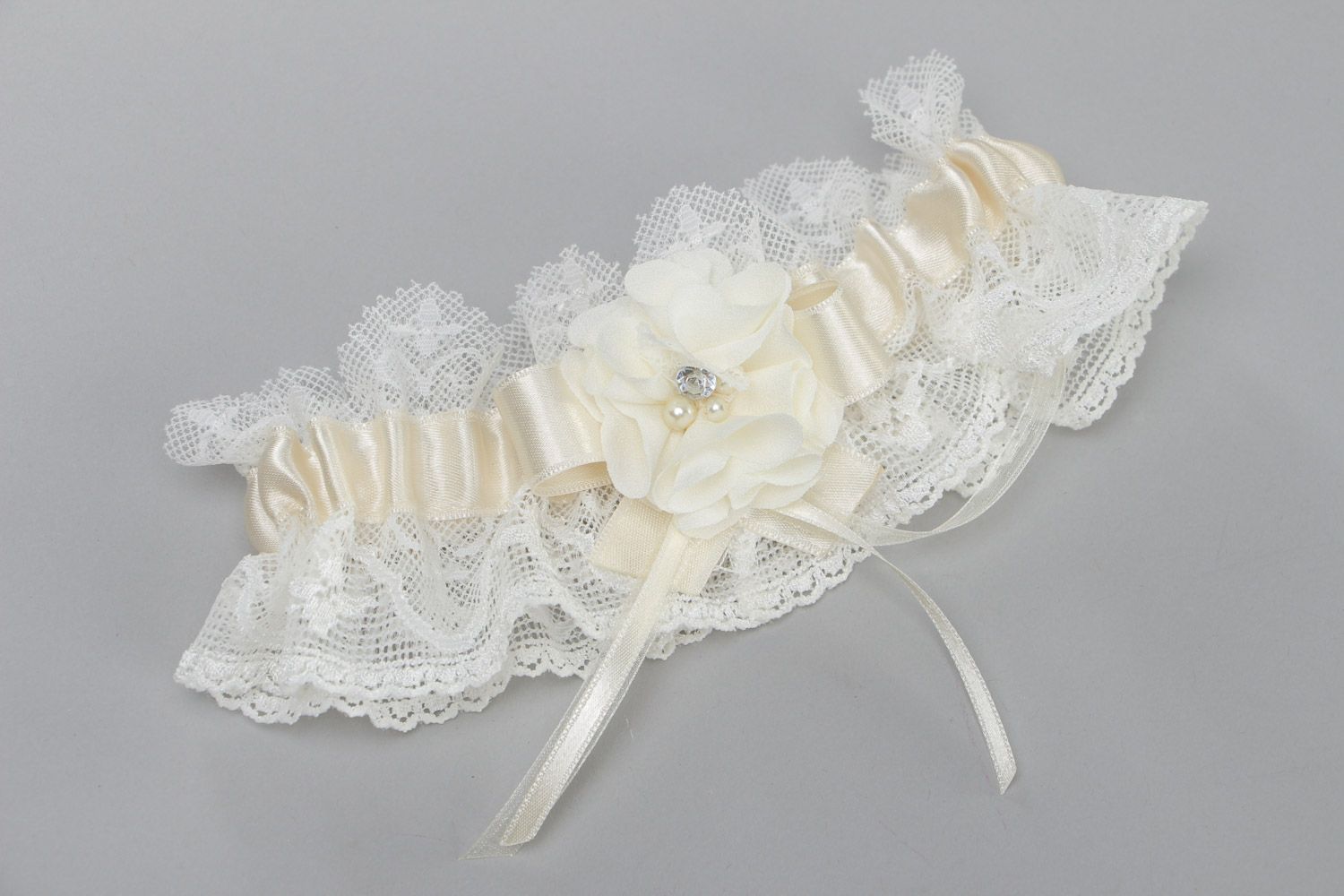 Handgemachtes weißes breites Strumpfband für Hochzeit aus Spitze Atlasbändern und Chiffon foto 2
