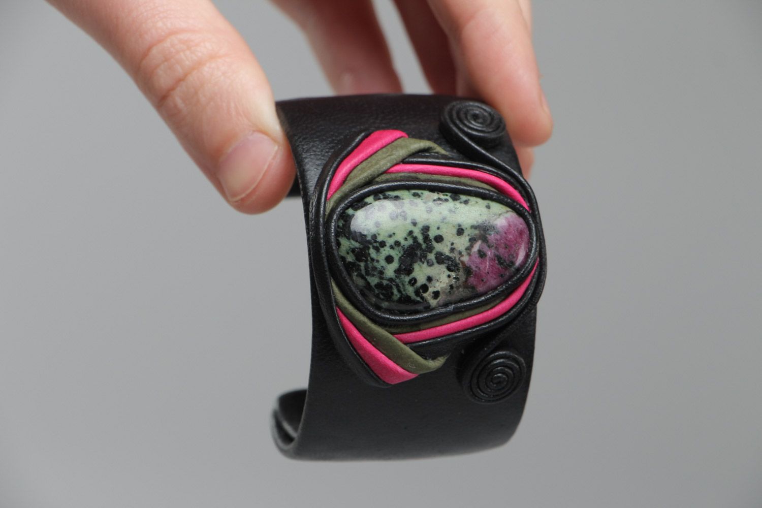 Широкий кожаный браслет с рубином с регулируемым размером ручной работы черный фото 5