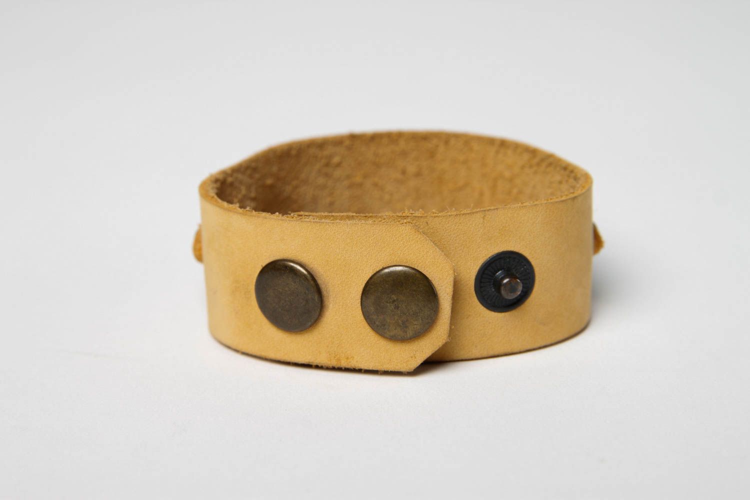 Bracelet cuir fait main Bracelet design beige boutons Accessoire en cuir photo 5