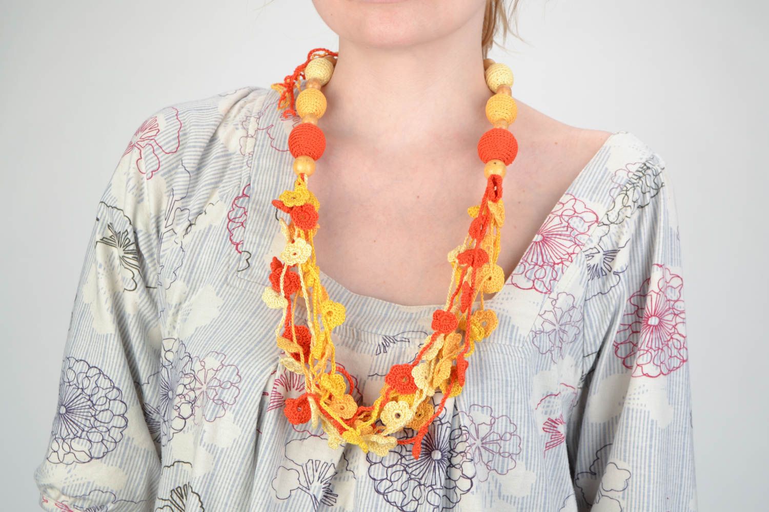 Long collier en perles recouvertes de tricot jaune-orange fait main original  photo 1