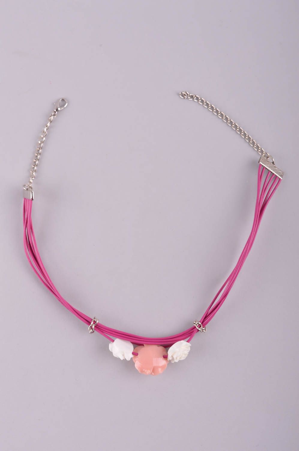 Collar artesanal rosado con tres rosas bisutería fina accesorio femenino foto 5