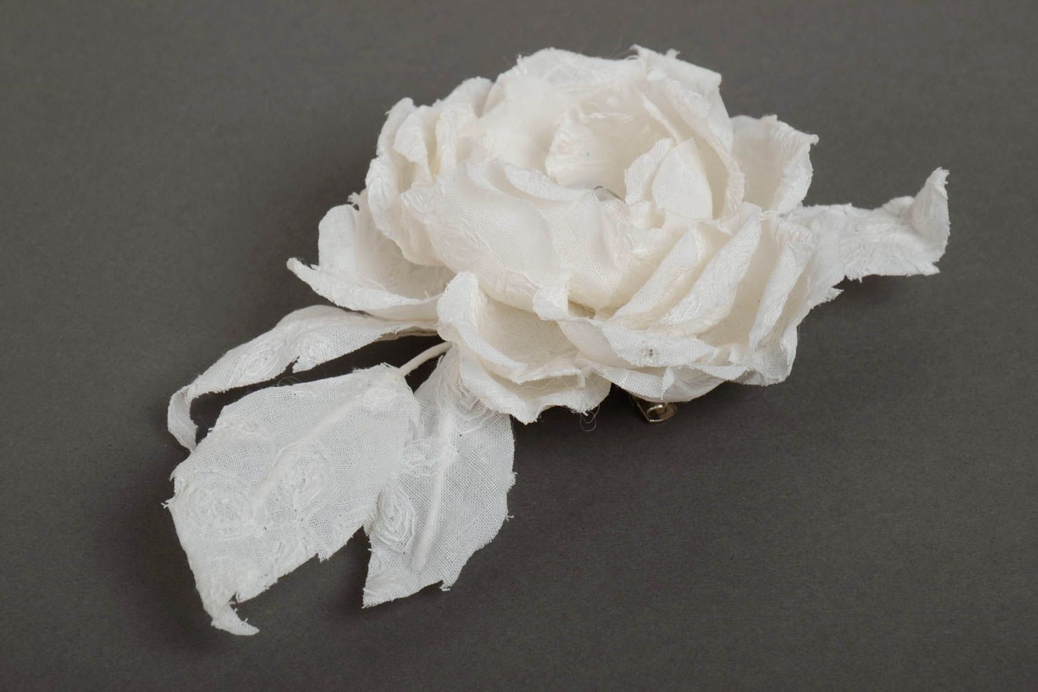 Weiße große Blumen Brosche aus Stoff Haarspange künstlerische Handarbeit foto 2