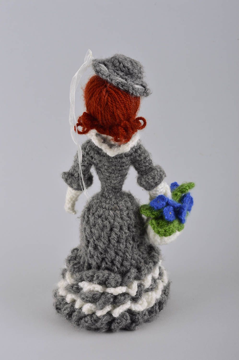 Мягкая игрушка куклы ручной работы кукла крючком интерьерная Дама в сером фото 4
